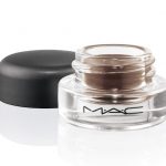 Le sopracciglia vengono definite con l'eyeliner in gel di Mac, il Fluidline Browgel