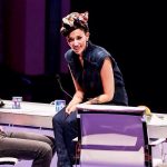 Ogni tanto raccoglie i capelli con foulard e fasce...