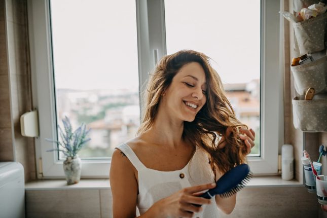 Cambio di stagione: integratori per pelle e capelli spenti
