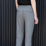Mango, stile casual con pantaloni morbido e camicia nera