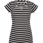 Abito in felpa di cotone colore black&white a righe, arricchito da applicazioni gioiello sul girocollo. Prezzo speciale 89 €