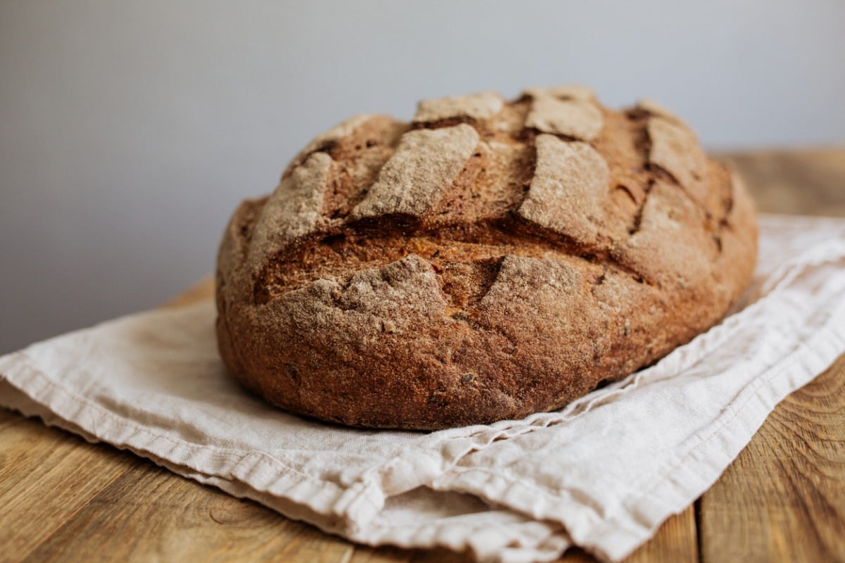 Pane ai cereali con la macchina del pane
