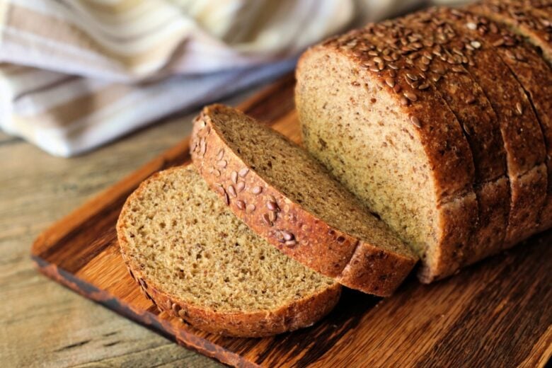 Pane fatto in casa con i semi di lino