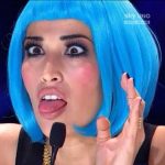 Nina si diverte anche a indossare le parrucche...