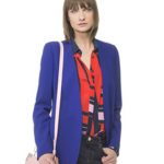 Pinko stile vintage con blazer blu elettrico, blusa e jeans a zampa
