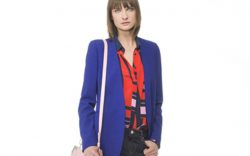 Pinko stile vintage con blazer blu elettrico, blusa e jeans a zampa