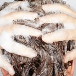 È buona abitudine lavare i capelli almeno due o tre volte a settimana, specialmente se questi sono sottoposti a stress e agenti inquinanti come per esempio lo smog
