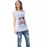 Top stampato e jeans con strappi