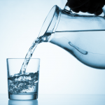 per ridurre la ritenzione idrica è anche importante bere almeno un litro e mezzo d’acqua al giorno
