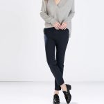 Zara, stile casual con mocassini, pantalone stretto e blusa