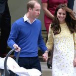 Kate Middleton esce dalla clinica con il marito e la piccola Charlotte