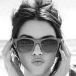 Kendall Jenner con occhiali da sole oversize