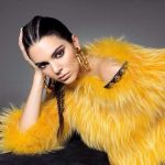 Kendall Jenner in posa con maxi pelliccia gialla