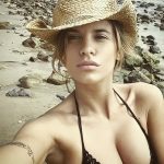 Elisabetta Canalis in posa per un selfie