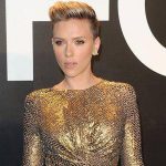 Scarlett Johansson sfoggia un look audace e rock