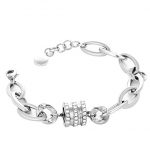 Dolceamara_ bracciale La dualità di uno spirito libero, intenso e misterioso. Per una donna sempre in movimento, una collezione dal gusto essenziale. Le catene sono sempre protagoniste ma con nuovi dettagli esclusivi e linee più morbide. Parla di uno stile di vita dinamico, per la donna contemporanea che vuole sempre sentirsi femminile.