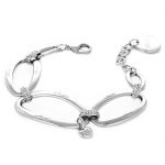 Dolceamara_ bracciale La dualità di uno spirito libero, intenso e misterioso. Per una donna sempre in movimento, una collezione dal gusto essenziale. Le catene sono sempre protagoniste ma con nuovi dettagli esclusivi e linee più morbide. Parla di uno stile di vita dinamico, per la donna contemporanea che vuole sempre sentirsi femminile.