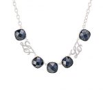Illumina _ Collana Una scintilla che brilla è un richiamo alla gioia e al sorriso, un’alleata nella grigia routine. Una collezione con un fascino personale, parure dalle pietre colorate e cristalline, gioielli che si distinguono per il design griffato e attraente.