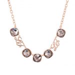 Illumina _ collana Una scintilla che brilla è un richiamo alla gioia e al sorriso, un’alleata nella grigia routine. Una collezione con un fascino personale, parure dalle pietre colorate e cristalline, gioielli che si distinguono per il design griffato e attraente.