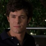 Adam Brody in una scena di The OC
