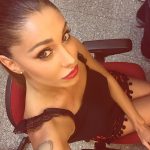 Belen Rodriguez_ Trucco leggero con rossetto rosso e leggero smoky eye dai colori caldi