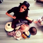 Nina mostra fiera la sua collezione di cappelli