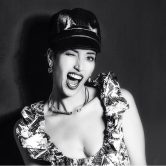 Nina ricorre spesso a uno stile sporty-chic...