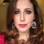 Clio Makeup_la famosa makeup artist indossa un rossetto caldo e punta tutto su occhi shimmer