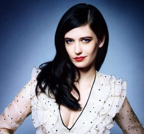 Eva Green look retrò con abito bianco e focus sulle labbra