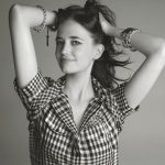 Eva Green look easy con camicia a quadri