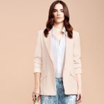 Elisabetta Franchi jeans con strappi e strass abbinati a blazer rosa cipria