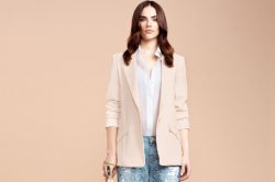 Elisabetta Franchi jeans con strappi e strass abbinati a blazer rosa cipria