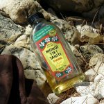 L'olio di monoi è un olio che, utilizzato prima del mare, protegge da sole e salsedine permettendo di mantenere a lungo il colore e a evitare la secchezza del capello.