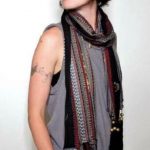 La sciarpa è un accessorio must have per ricreare il look di Lena da città