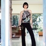 Cannella. Una serata elegante ma fresca, con i pantaloni calssici e la blusa con scollo all'americana