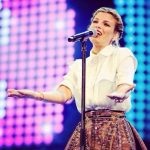 Camicetta bianca e gonna ruota, perfetto stile bon ton