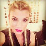 Rossetto fuxia e kajal un altro makeup look della cantante