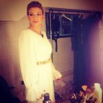 Abito in total white con cintura dorata, un altro outfit di Emma per Sanremo