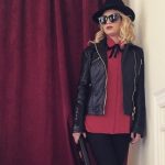 Chiodo in pelle, cappello nero e camicia rossa sono elementi costanti negli outfit di Emma