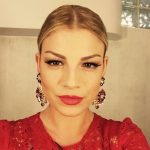 Chignon e abito rosso per Sanremo 2015