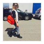 Giacca sportiva, bikers neri e la Mia Bag personalizzata con le sue iniziali