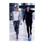 Emma ad un serale di Amici 2015 con Elisa Toffoli. Camicetta e jeans slavati per il suo look.