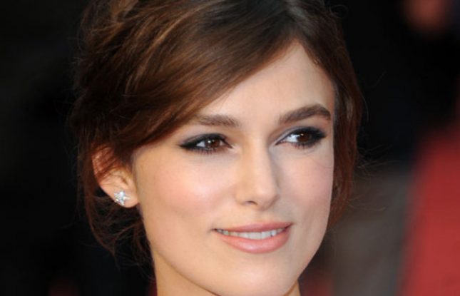 Copia l'hairstyle di Keira Knightley, look bon ton d'ispirazione anni '50