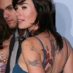 Fiore di loto, rondine e il tatuaggio sul braccio per coprire il nome dell'ex marito