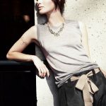 Look maschile ma con un tocco in più grazie alla cintura e alla collana