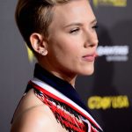 Pixie Cut con rasatura laterale per Scarlett Johansson