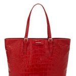 Guess. La Croc Kerry Bag è un accessorio passepartout essenziale per la stagione più colorata dell'anno