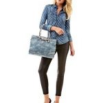 Guess. Greyson Denim Status Carryall Bag: il denim è la scelta vincente per ogni occasione.