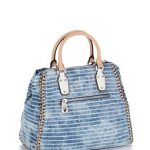 Guess. Amelle retrò denin bag. Il motivo a righe aggiunge glamour all'effetto maltinto.
