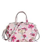 Guess. Forget me a stampe floreali: le tasche multifunzione e il formato generoso rendono questa borsa un accessorio quotidiano indispensabile